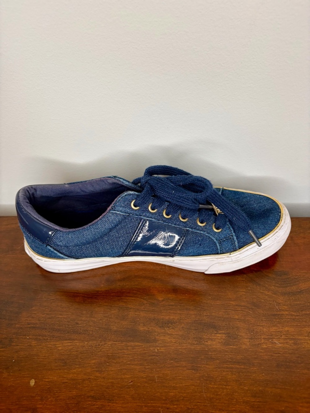 Guess Women’s Dark Blue Lace-Up Sneakers, Size 7.5 - Picture 4 of 7